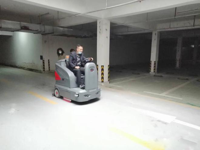 巴中小区物业保洁不用人力改用驾驶式洗地机了